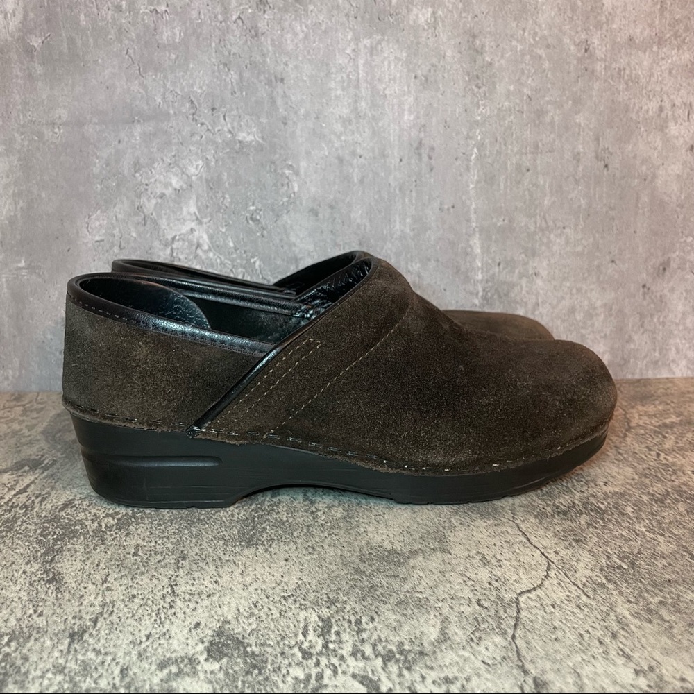Dansko Suede Clogs Womens sz 39 (Sz 8.5-9)
